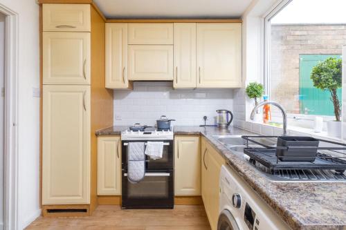 设施服务, 3BR, Leamington Spa, Central, Driveway, WiFi in 利明顿温泉镇
