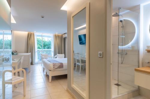Comfort Triple Room with Garden View image 3