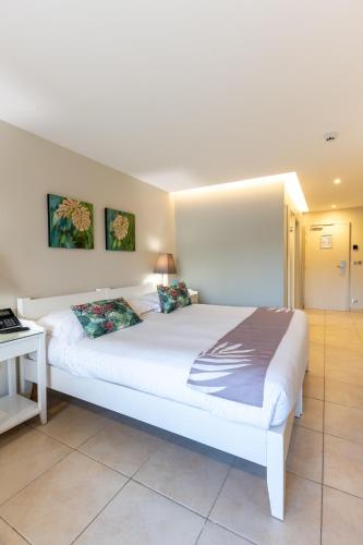 Comfort Triple Room with Garden View image 5