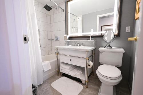 Hotel Roanoke & Conference Center, Curio Collection by Hilton