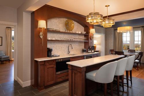 636281865 Hotel Roanoke & Conference Center, Curio Collection by Hilton