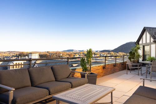 636281878 Hotel Roanoke & Conference Center, Curio Collection by Hilton