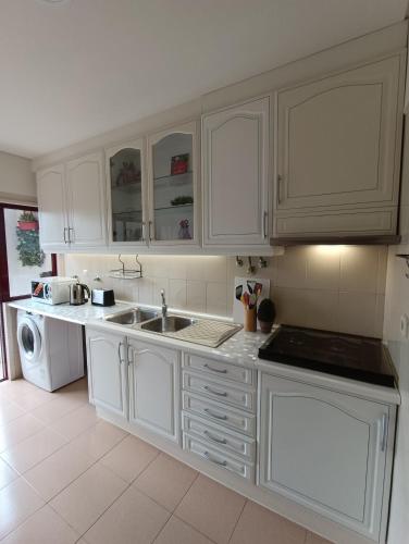 ห้องครัว, GREEN GARDEN APARTMENT IN ODIVELAS in โอดิเวลาส