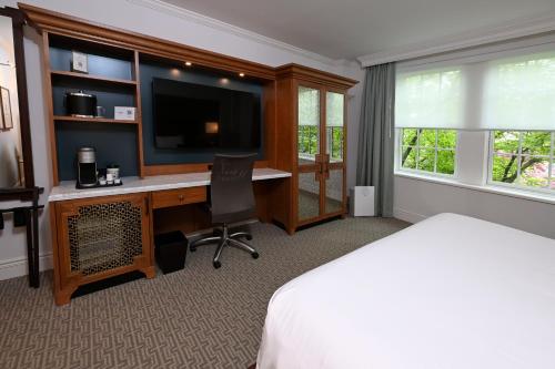 636285905 Hotel Roanoke & Conference Center, Curio Collection by Hilton