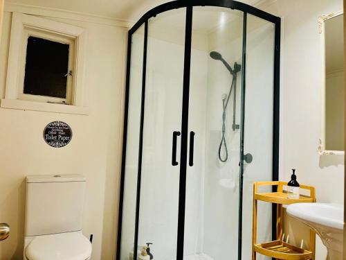 ฝักบัว, Wattle Creek Cottage with Breakfast Basket in แอมเบอร์ลีย์