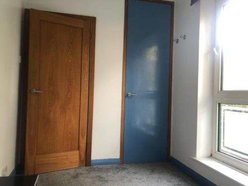Single Room with Shared Bathroom image 2