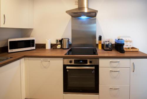 Stylish 1-Bed Apartment Near City Centre, MediaCityUK, Spinningfields, Old Trafford & Etihad, Sleeps 4, Netflix, Gym, Balcony, Nespresso Machine, Ideal for Professionals & Extended and Short Stays!, Manchester (zdjęcie 2)