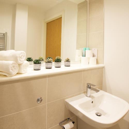 Cozy 1-Bed Escape Close to Arndale, Spinningfields, Old Trafford, Etihad & MediaCityUK, Sleeps 4, Netflix, Gym, Nespresso, Balcony, Perfect for Work, Leisure Long & Short Stays!, Manchester