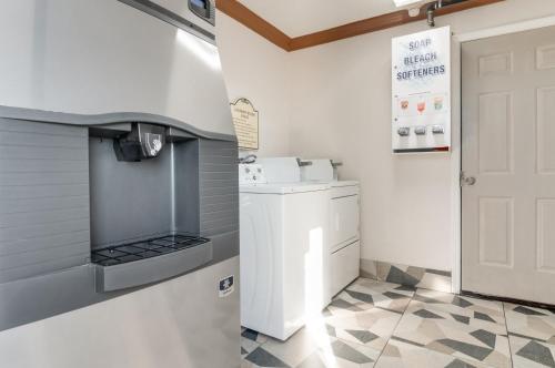 American Inn & Suites Metro Airport in Romulus, USA