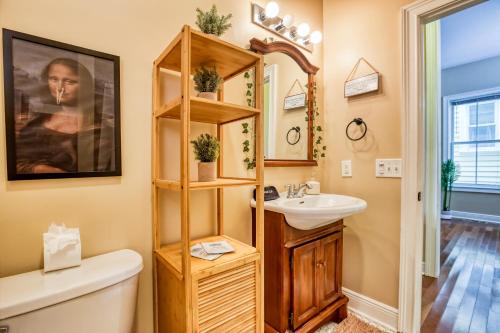 5min to DT - King Beds - Parking - Telescope - Private Balcony