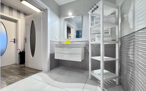 One-Bedroom Apartment with City View image 9