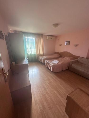 1 double bed, 1 twin bed