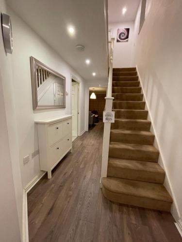 The Leeds Retreat - 4 Bedroom Townhouse in Far Royds