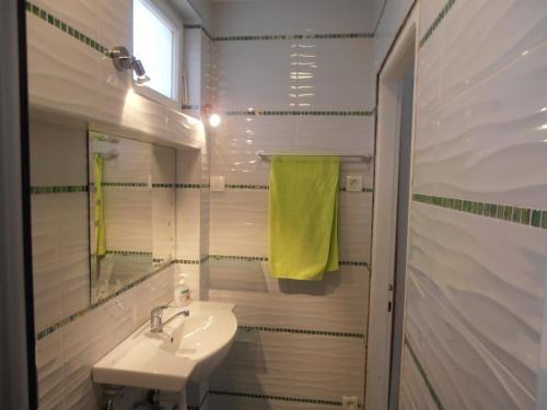 Two-Bedroom House image 4
