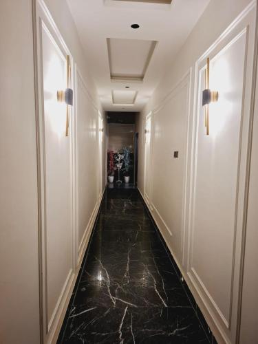 دور ارضي بمدخل خاص وثلاث غرف نوم فخم