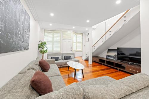 3BR House with Parking near ICC & Darling Harbour & CBD - Sydney 3BR House with Parking near ICC & Darling Harbour & CBD - Sydney