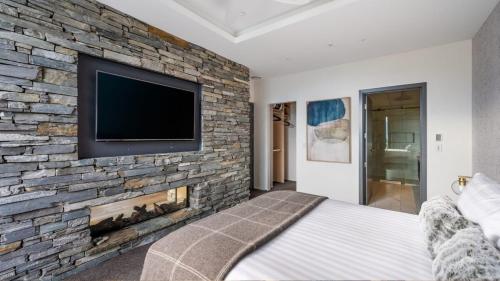 The Cove Penthouse- Lake Views- Free Parking- AC- BBQ - image 3