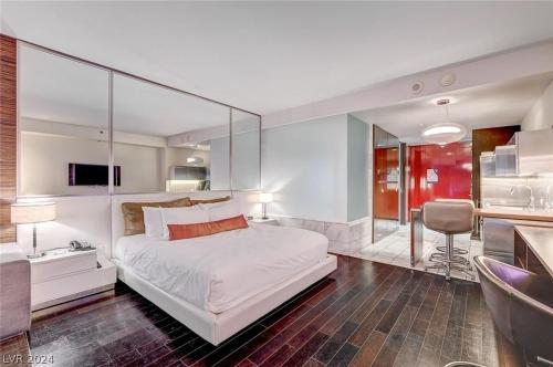 Stunning Escape Top Floor Strip-View Studio 31316, Las Vegas (photo 2)