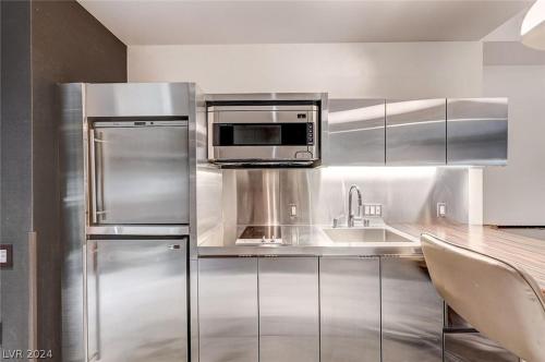 Stunning Escape Top Floor Strip-View Studio 31316 Stunning Escape Top Floor Strip-View Studio 31316