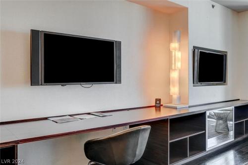 Stunning Escape Top Floor Strip-View Studio 31316 Stunning Escape Top Floor Strip-View Studio 31316