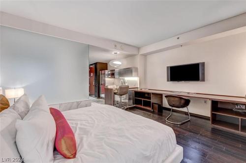 Stunning Escape Top Floor Strip-View Studio 31316 Stunning Escape Top Floor Strip-View Studio 31316