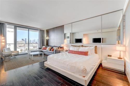 Stunning Escape Top Floor Strip-View Studio 31316 Stunning Escape Top Floor Strip-View Studio 31316