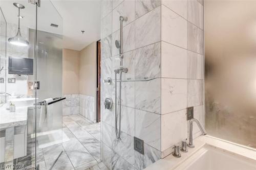 Stunning Escape Top Floor Strip-View Studio 31316 Stunning Escape Top Floor Strip-View Studio 31316