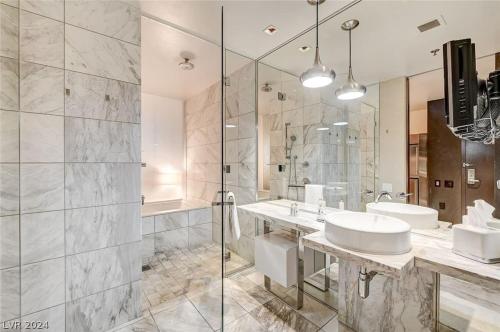 Stunning Escape Top Floor Strip-View Studio 31316 Stunning Escape Top Floor Strip-View Studio 31316