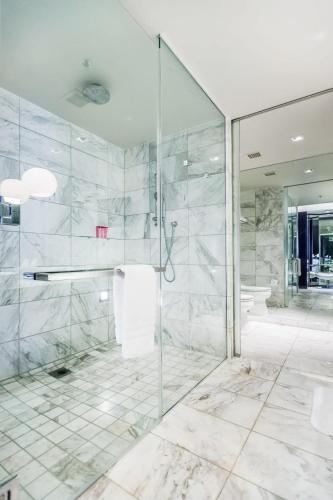 Stunning Escape Top Floor Strip-View Studio 31316 Stunning Escape Top Floor Strip-View Studio 31316