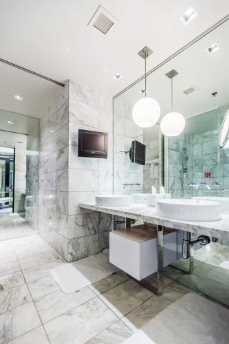 Stunning Escape Top Floor Strip-View Studio 31316 Stunning Escape Top Floor Strip-View Studio 31316