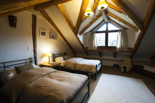 1 queen bed, 1 twin bed