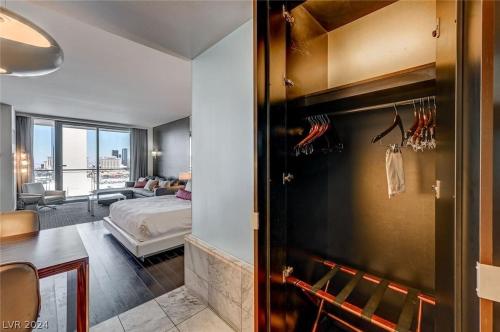 Beautiful Strip-View BALCONY ACCESS Studio 31318 Beautiful Strip-View BALCONY ACCESS Studio 31318