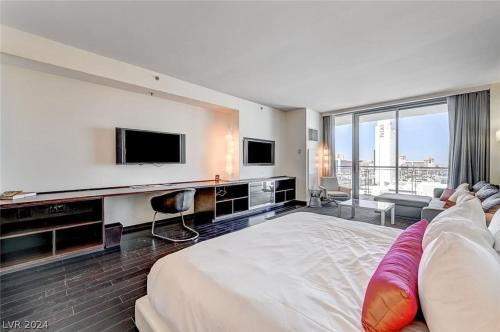 Beautiful Strip-View BALCONY ACCESS Studio 31318 Beautiful Strip-View BALCONY ACCESS Studio 31318