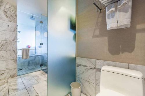 Beautiful Strip-View BALCONY ACCESS Studio 31318 Beautiful Strip-View BALCONY ACCESS Studio 31318