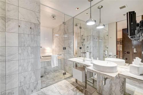 Beautiful Strip-View BALCONY ACCESS Studio 31318 Beautiful Strip-View BALCONY ACCESS Studio 31318