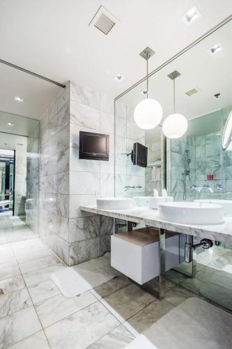 Beautiful Strip-View BALCONY ACCESS Studio 31318 Beautiful Strip-View BALCONY ACCESS Studio 31318