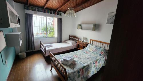 Casa familiar luminosa con cochera y parilla in Barrio Los Pinares