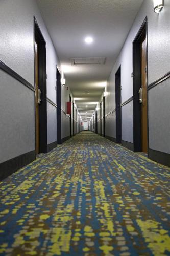 Express Inn Parsons - image 2