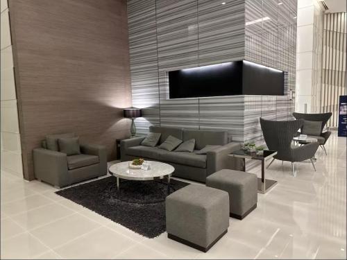 Luxury in the Makati Skyline, Manille
