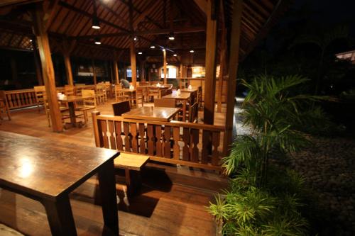Restaurant, Mina Tanjung Hotel in Medana