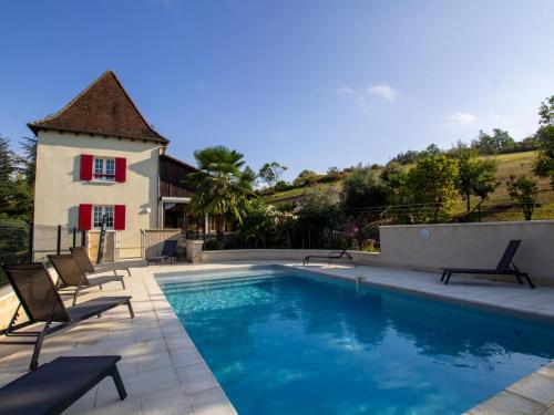 . Maison spacieuse avec piscine, salle de sport, et équipements complets à Villamblard