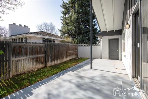 Two Incredible Homes - 07 Miles Apart Two Incredible Homes - 07 Miles Apart