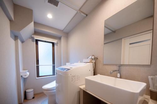 Standard Double Room image 9