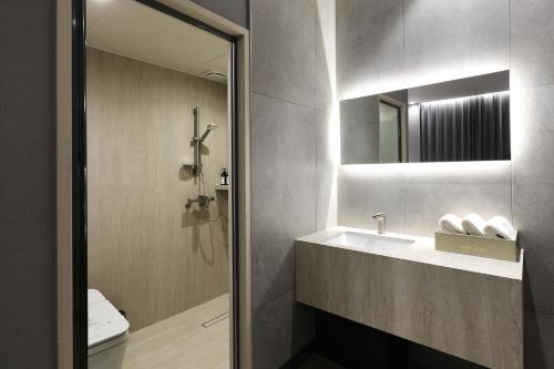 Incheon Airport Hotel Queen Room Type - Deluxe Double Room