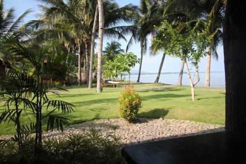 Пляж, Mina Tanjung Hotel in Ломбок