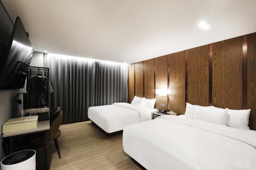 Incheon Airport Hotel Queen Room Type - Premier Twin Room