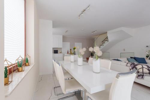 кухня, Exclusive townhouse Maciejki with garden and terrace near Warsaw in Лешноволя