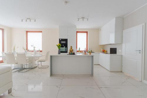 кухня, Exclusive townhouse Maciejki with garden and terrace near Warsaw in Лешноволя