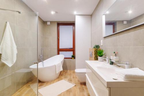 Ванна кімната, Exclusive townhouse Maciejki with garden and terrace near Warsaw in Лешноволя