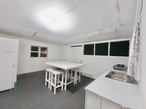 Airport Cottage - Private Twin Room in Fua‘amotu